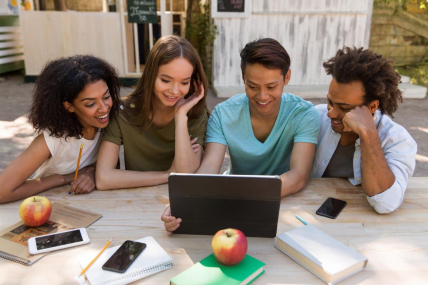 Moderne Lernumgebung mit Laptops und interaktiven Bildschirmen